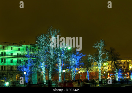 Alberi illuminati sulla strada a Mosca Foto Stock