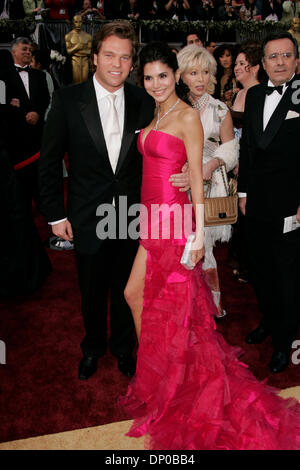 Mar 05, 2006; Hollywood, CA, Stati Uniti d'America; OSCARS 2006: Produttore MICHAEL OHOVEN e JOYCE GIRAUD che arrivano a 78annuale di Academy Awards tenutosi presso il Kodak Theatre di Hollywood. Credito: Foto di Lisa O'Connor/ZUMA premere. (©) Copyright 2006 by Lisa O'Connor Foto Stock