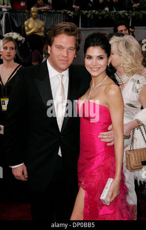 Mar 05, 2006; Hollywood, CA, Stati Uniti d'America; OSCARS 2006: Produttore MICHAEL OHOVEN e JOYCE GIRAUD che arrivano a 78annuale di Academy Awards tenutosi presso il Kodak Theatre di Hollywood. Credito: Foto di Lisa O'Connor/ZUMA premere. (©) Copyright 2006 by Lisa O'Connor Foto Stock