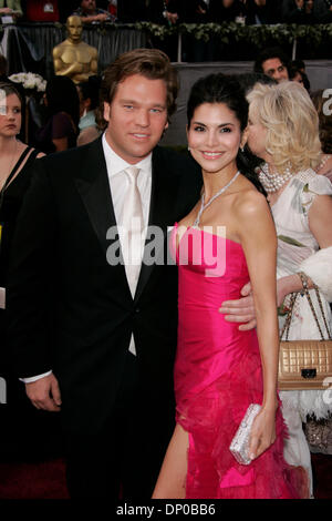 Mar 05, 2006; Hollywood, CA, Stati Uniti d'America; OSCARS 2006: Produttore MICHAEL OHOVEN e JOYCE GIRAUD che arrivano a 78annuale di Academy Awards tenutosi presso il Kodak Theatre di Hollywood. Credito: Foto di Lisa O'Connor/ZUMA premere. (©) Copyright 2006 by Lisa O'Connor Foto Stock