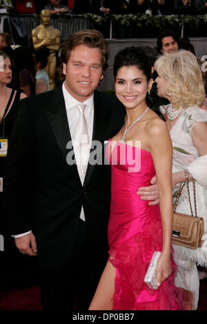 Mar 05, 2006; Hollywood, CA, Stati Uniti d'America; OSCARS 2006: Produttore MICHAEL OHOVEN e JOYCE GIRAUD che arrivano a 78annuale di Academy Awards tenutosi presso il Kodak Theatre di Hollywood. Credito: Foto di Lisa O'Connor/ZUMA premere. (©) Copyright 2006 by Lisa O'Connor Foto Stock