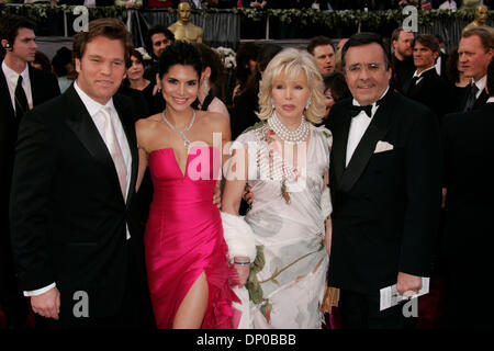 Mar 05, 2006; Hollywood, CA, Stati Uniti d'America; OSCARS 2006: Produttore MICHAEL OHOVEN con JOYCE GIRAUD, UTE HENRIETTE OHOVEN e Mario Ohoven arrivando a 78annuale di Academy Awards tenutosi presso il Kodak Theatre di Hollywood. Credito: Foto di Lisa O'Connor/ZUMA premere. (©) Copyright 2006 by Lisa O'Connor Foto Stock