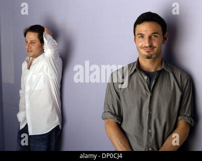 Mar 08, 2006; San Francisco, CA, Stati Uniti d'America; sceneggiatore JASON SMILOVIC, sinistra, e Robert S. KRAVIS parlare del suo nuovo film 'numero fortunato Slevin,' al Clift Hotel in San Francisco, quali stelle Josh Hartnett Morgan Freeman e. Egli è una giovane Hollywood sfrecciare kid (30 o così) chi è in produzione come creatore e executive e produttore di una TV NBC serie denominata "rapiti". Obbligatorio Credi Foto Stock