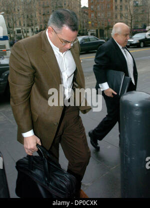 Mar 09, 2006; Manhattan, New York, Stati Uniti d'America; John Gotti JR. arriva per la revisione del processo a Manhattan corte federale. La giuria è in deliberazioni come John Gotti Jr è caricato con il racket e riportando i 1992 attacco su Curtis Sliwa, fondatore degli Angeli Custodi, che era stato rapito e ucciso da due membri della criminalità Gambino famiglia. Credito: Foto di Bryan Smith/ZUMA premere. (©) Co Foto Stock