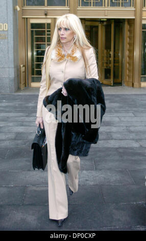 Mar 09, 2006; Manhattan, New York, Stati Uniti d'America; Victoria Gotti esce Manhattan corte federale seguendo il suo fratello John Gotti Jr la riapertura del processo a Manhattan corte federale. La giuria è in deliberazioni come John Gotti Jr è caricato con il racket e riportando i 1992 attacco su Curtis Sliwa, fondatore degli Angeli Custodi, che era stato rapito e ucciso da due membri della criminalità Gambino famiglia. Foto Stock