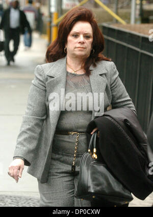 Mar 09, 2006; Manhattan, New York, Stati Uniti d'America; Victoria Gotti arriva per suo figlio John Gotti Jr la riapertura del processo a Manhattan corte federale. La giuria è in deliberazioni come John Gotti Jr è caricato con il racket e riportando i 1992 attacco su Curtis Sliwa, fondatore degli Angeli Custodi, che era stato rapito e ucciso da due membri della criminalità Gambino famiglia. Credito: Foto di Bryan Foto Stock