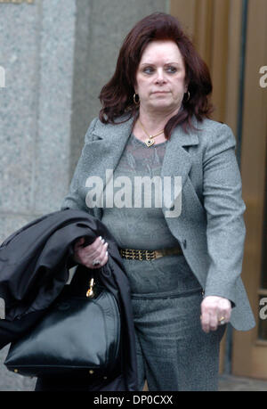 Mar 09, 2006; Manhattan, New York, Stati Uniti d'America; Victoria Gotti arriva per suo figlio John Gotti Jr la riapertura del processo a Manhattan corte federale. La giuria è in deliberazioni come John Gotti Jr è caricato con il racket e riportando i 1992 attacco su Curtis Sliwa, fondatore degli Angeli Custodi, che era stato rapito e ucciso da due membri della criminalità Gambino famiglia. Credito: Foto di Bryan Foto Stock