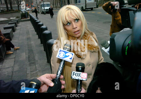 Mar 09, 2006; Manhattan, New York, Stati Uniti d'America; Victoria Gotti esce Manhattan corte federale seguendo il suo fratello John Gotti Jr la riapertura del processo a Manhattan corte federale. La giuria è in deliberazioni come John Gotti Jr è caricato con il racket e riportando i 1992 attacco su Curtis Sliwa, fondatore degli Angeli Custodi, che era stato rapito e ucciso da due membri della criminalità Gambino famiglia. Foto Stock