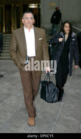 Mar 09, 2006; Manhattan, New York, Stati Uniti d'America; John Gotti JR. esce Manhattan corte federale. La giuria è in deliberazioni come John Gotti Jr è caricato con il racket e riportando i 1992 attacco su Curtis Sliwa, fondatore degli Angeli Custodi, che era stato rapito e ucciso da due membri della criminalità Gambino famiglia. Credito: Foto di Bryan Smith/ZUMA premere. (©) Copyright 2006 by B Foto Stock