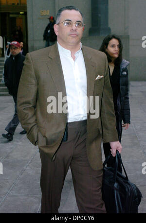 Mar 09, 2006; Manhattan, New York, Stati Uniti d'America; John Gotti JR. esce Manhattan corte federale. La giuria è in deliberazioni come John Gotti Jr è caricato con il racket e riportando i 1992 attacco su Curtis Sliwa, fondatore degli Angeli Custodi, che era stato rapito e ucciso da due membri della criminalità Gambino famiglia. Credito: Foto di Bryan Smith/ZUMA premere. (©) Copyright 2006 by B Foto Stock