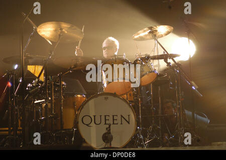 Mar 12, 2006; New York, NY, STATI UNITI D'AMERICA; la regina con il batterista Roger Taylor performing live in concerto a Nassau Collisium in New York. Credito: Foto di Jeffrey Geller/ZUMA premere. (©) Copyright 2005 da Jeffrey Geller Foto Stock