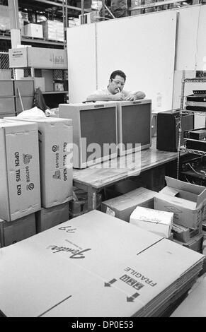 Mar 13, 2006; Corona, CA, Stati Uniti d'America; file foto: agosto 2004; Corona impianto sul parafango. Il controllo finale prima di due Fender Bassman amp sono inscatolati e spediti. Quest'anno, 2006, Fender Musical Instruments Corporation (FMIC) festeggia il sessantesimo anniversario della società, che è cresciuta da una piccola operazione nella California del Sud in il principale produttore del mondo di chitarre, amplificatori, Foto Stock