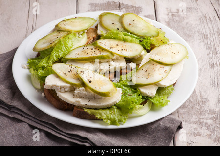 Sandwich con formaggio e cetriolo sottaceto Foto Stock