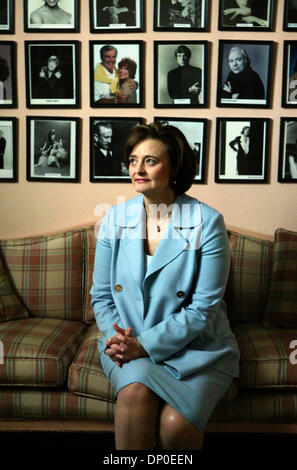 Mar 13, 2006; Palm Beach, FL, Stati Uniti d'America; Cherie Booth Blair, moglie del Primo Ministro britannico Tony Blair, ha parlato con la società di quattro arti martedì pomeriggio. Lei è stato fotografato in una camera dietro le quinte prima del suo intervento. Dietro di lei è una parete di fotografie di persone che apparve o eseguito presso la società dei quattro arti. Credito: Foto di Uma Sanghvi/Palm Beach post /ZUMA premere. Foto Stock