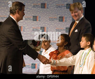 Mar 16, 2006; Città del Messico, DF, Messico; il Presidente messicano Vicente Fox scuote le mani con un ragazzo olandese Principe Ereditario Willem Alexander durante la fase di apertura del IV Forum Mondiale dell Acqua di Città del Messico, 16 marzo. 2006. Oltre diecimila i rappresentanti di 120 paesi sono presenti alla riunione per discutere i problemi relativi alle acque di credito obbligatorio: Foto di Javier Rodriguez/ZUMA premere. (©) Copyright 20 Foto Stock