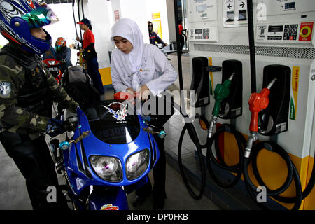 Mar 17, 2006; Jakarta, Indonesia; ShellÕs una stazione di benzina officer in Slipi, centro di Jakarta riempie nel carburante per motocicli. Shell è la prima società estera che apre la stazione di benzina in Indonesia. Fino adesso Shell ha aperto tre stazioni di benzina a Jakarta. I piani della shell per costruire 400 stazioni di benzina in Indonesia entro otto anni. Credito: Foto di Toto Santiko Budi/JiwaFot Foto Stock