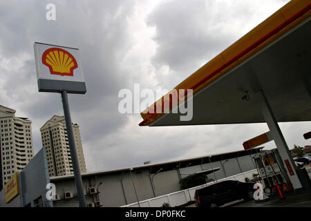 Mar 17, 2006; Jakarta, Indonesia; l'atmosfera di ShellÕs stazione di benzina nella zona Slipi, Giacarta. Shell è la prima società estera che apre la stazione di benzina in Indonesia. Fino adesso Shell ha aperto tre stazioni di benzina a Jakarta. I piani della shell per costruire 400 stazioni di benzina in Indonesia entro otto anni. Credito: Foto di Toto Santiko Budi/JiwaFoto /ZUMA premere. (©) copia Foto Stock