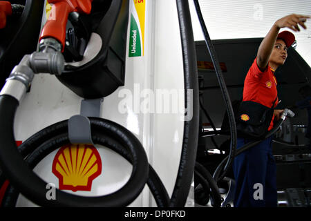 Mar 17, 2006; Jakarta, Indonesia; ShellÕs una stazione di benzina officer organizza la coda dei veicoli. Shell è la prima società estera che apre la stazione di benzina in Indonesia. Fino adesso Shell ha aperto tre stazioni di benzina a Jakarta. I piani della shell per costruire 400 stazioni di benzina in Indonesia entro otto anni. Credito: Foto di Toto Santiko Budi/JiwaFoto /ZUMA premere. (©) copia Foto Stock