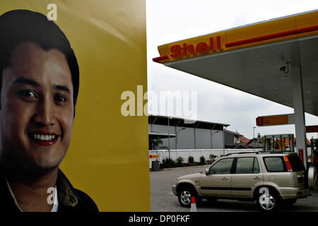 Mar 17, 2006; Jakarta, Indonesia; l'atmosfera di ShellÕs stazione di benzina nella zona Slipi, Giacarta. Shell è la prima società estera che apre la stazione di benzina in Indonesia. Fino adesso Shell ha aperto tre stazioni di benzina a Jakarta. I piani della shell per costruire 400 stazioni di benzina in Indonesia entro otto anni. Credito: Foto di Toto Santiko Budi/JiwaFoto /ZUMA premere. (©) copia Foto Stock