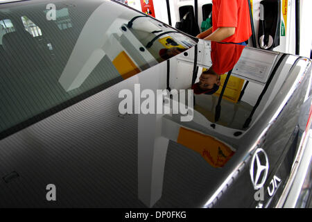 Mar 17, 2006; Jakarta, Indonesia; la riflessione della stazione di benzina officer guarda da una Mercedes. Shell è la prima società estera che apre la stazione di benzina in Indonesia. Fino adesso Shell ha aperto tre stazioni di benzina a Jakarta. I piani della shell per build 400 stazioni di benzina in Indonesia entro otto anni. Credito: Foto di Toto Santiko Budi/JiwaFoto /ZUMA premere. (©) Copyright Foto Stock