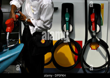 Mar 17, 2006; Jakarta, Indonesia; ShellÕs una stazione di benzina officer in area Slipi, riempie di Jakarta nel carburante per motocicli. Shell è la prima società estera che apre la stazione di benzina in Indonesia. Fino adesso Shell ha aperto tre stazioni di benzina a Jakarta. I piani della shell per build 400 stazioni di benzina in Indonesia entro otto anni. Credito: Foto di Toto Santiko Budi/JiwaFoto Foto Stock