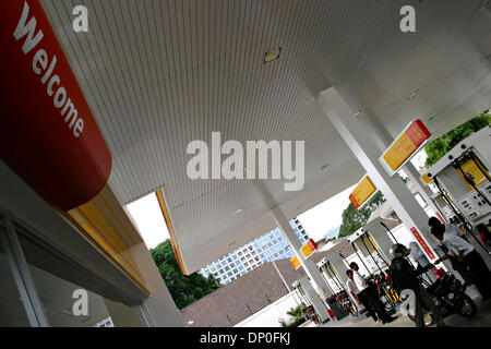 Mar 17, 2006; Jakarta, Indonesia; l'atmosfera di ShellÕs stazione di benzina nella zona Slipi, Giacarta. Shell è la prima società estera che apre la stazione di benzina in Indonesia. Fino adesso Shell ha aperto tre stazioni di benzina a Jakarta. I piani della shell per costruire 400 stazioni di benzina in Indonesia entro otto anni. Credito: Foto di Toto Santiko Budi/JiwaFoto /ZUMA premere. (©) Cop Foto Stock