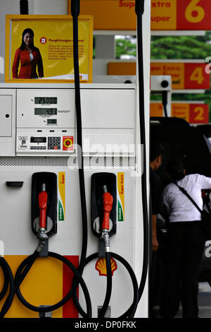 Mar 17, 2006; Jakarta, Indonesia; l'atmosfera di ShellÕs stazione di benzina nella zona Slipi, Giacarta. Shell è la prima società estera che apre la stazione di benzina in Indonesia. Fino adesso Shell ha aperto tre stazioni di benzina a Jakarta. I piani della shell per costruire 400 stazioni di benzina in Indonesia entro otto anni. Credito: Foto di Toto Santiko Budi/JiwaFoto /ZUMA premere. (©) copia Foto Stock