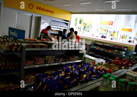 Mar 17, 2006; Jakarta, Indonesia; ShellÕs alla stazione di benzina, i clienti non solo per ottenere la qualità elevata di carburante ma anche completato con Shell Shop struttura chi serve lubrificanti Shell, snack, bevande e le esigenze quotidiane. Shell è la prima società estera che apre la stazione di benzina in Indonesia. Fino adesso Shell ha aperto tre stazioni di benzina a Jakarta. I piani della shell per costruire 400 stazio benzina Foto Stock