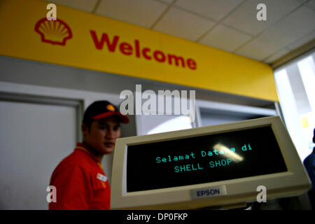 Mar 17, 2006; Jakarta, Indonesia; ShellÕs alla stazione di benzina, i clienti non solo per ottenere la qualità elevata di carburante ma anche completato con Shell Shop struttura chi serve lubrificanti Shell, snack, bevande e le esigenze quotidiane. Shell è la prima società estera che apre la stazione di benzina in Indonesia. Fino adesso Shell ha aperto tre stazioni di benzina a Jakarta. I piani della shell per costruire 400 stazio benzina Foto Stock