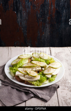 Sandwich con formaggio e cetriolo sottaceto Foto Stock