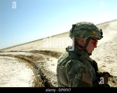 Mar 17, 2006; Saluhiddin, Iraq; un soldato americano in una palude salata nel deserto iracheno durante il funzionamento Swarmer Marzo 17, 2006. Quasi 1.500 US e soldati iracheni, 50 attacchi e il trasporto in elicottero 200 veicoli di terra erano fuori durante il funzionamento a nord-est di Ad Dawr e Samarra in Iraq, cercando per armi e memorizza nella cache e di sospetti insorti. È stata la largetst air assault missione Foto Stock