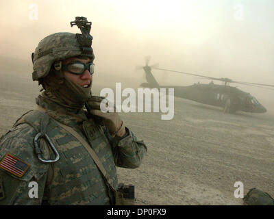 Mar 17, 2006; Saluhiddin, Iraq; un soldato americano dal 2 del 9° Cavalleria attende a bordo di una UH-60 Blackhawk a inoltrare una base operativa Wilson vicino ad Dawr, Iraq, durante l'operazione Swarmer quasi 1.500 US e soldati iracheni, 50 attacchi e il trasporto in elicottero 200 veicoli di terra erano fuori durante il funzionamento a nord-est di Ad Dawr e Samarra in Iraq, alla ricerca di armi e cache Foto Stock