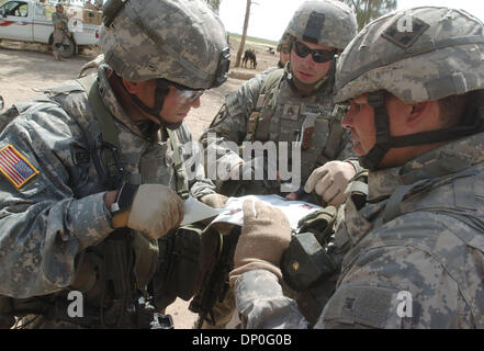 Mar 18, 2006; Saluhiddin, IRAQ; soldati di truppa C, 2-9 Cavalleria confronto carte di identificazione di un sospetto di insorti durante l'operazione Swarmer Marzo 18, 2006. L'uomo, presumibilmente la cavalleria squadrone più ricercati del ribelle, e uno dei suoi fratelli è stato successivamente detenuti. Quasi 1.500 US e soldati iracheni, 50 attacchi e il trasporto di elicotteri e 200 veicoli di terra erano fuori durante il Foto Stock