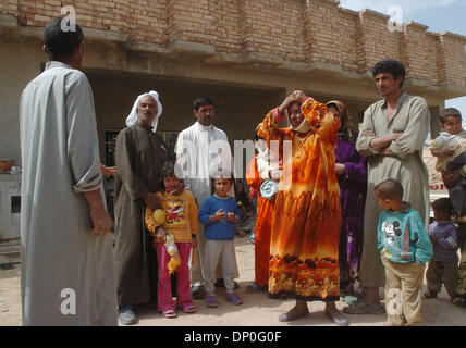 Mar 18, 2006; Saluhiddin, Iraq; la famiglia reagisce alla detenzione di due uomini per sospetta attività di insorti durante l'operazione Swarmer Marzo 18, 2006. Uno degli uomini potrebbero da 2-9 Cavalleria's most wanted ribelli. Quasi 1.500 US e soldati iracheni, 50 attacchi e il trasporto di elicotteri e 200 veicoli di terra erano fuori durante il funzionamento a nord-est di Ad Dawr e Samarra in Iraq, looki Foto Stock