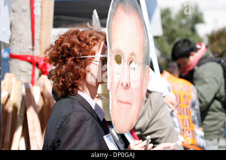 Mar 18, 2006; San Francisco, CA, Stati Uniti d'America; una stima di 10.000 manifestanti hanno aderito e hanno marciato per le strade di San Francisco che segna il terzo anniversario dell inizio della guerra in Iraq. Sebbene alcuni della folla incentrato sul conflitto iracheno, maggiore enfasi è stata posta sul conflitto israelo-palestinese con considerevole di contingenti di supporto di ciascun lato. Ci sono stati alcuni arresti. Mandat Foto Stock