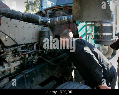 Mar 22, 2006; Otay Mesa, CA, Stati Uniti d'America; JOHN TURNBULL, un California Air Resources Board rappresentante del campo II esamina il motore diesel di un carrello in un California Air Resources Board e CHP stazione di ispezione sul Sempre viva per unità. È ammessa la opacità (densità di fumo) dei gas di scarico è un massimo del 10-15 per cento per i motori più vecchi e 5 percento su quelli più recenti. Questo carrello non ha superato il test Foto Stock