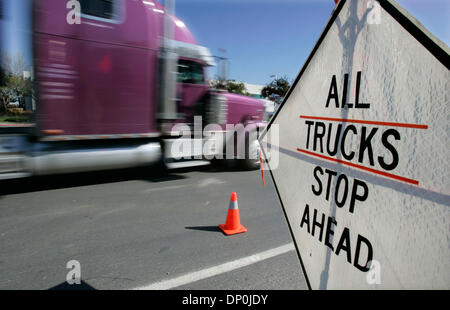 Mar 22, 2006; Otay Mesa, CA, Stati Uniti d'America; un carrello testine per un California Air Resources Board e CHP stazione di ispezione sul Sempre viva per unità. Camion su strada hanno avuto le loro testate di scarico e di coloro che hanno fallito il test sono stati citati. Credito: Foto da Howard Lipin/SDU-T/ZUMA premere. (©) Copyright 2006 by SDU-T Foto Stock