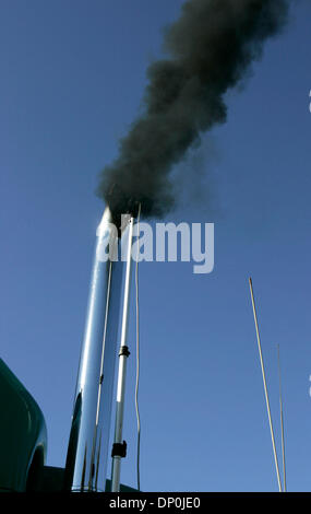 Mar 22, 2006; Otay Mesa, CA, Stati Uniti d'America; fumo Diesel soffietto al di fuori del tubo di scarico di un carrello a un California Air Resources Board e CHP stazione di ispezione sul Sempre viva per unità. È ammessa la opacità (densità di fumo) dei gas di scarico è un massimo del 10-15 per cento per i motori più vecchi e 5 percento su quelli più recenti. Questo carrello non ha superato il test con una opacità (densità di fumo) di 93,7%. Il Foto Stock