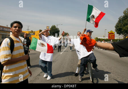 Mar 24, 2006; Los Angeles, CA, Stati Uniti d'America; Huntington Park High School gli studenti protestano lungo Firestone Boulevard vicino a Long Beach Boulevard nel cancello sud oggi venerdì 24 marzo 2006. Gli studenti sono riferito a protestare che cosa essi ritengono di essere un anti-immigrazione bill. Credito: foto di Armando Arorizo/ZUMA premere. (©) Copyright 2006 by Armando Arorizo Foto Stock