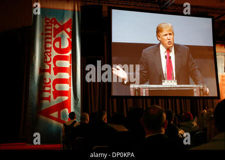 Mar 26, 2006; San Francisco, CA, Stati Uniti d'America; l'apprendimento allegato Real Estate Expo 2006 in San Francisco porta real estate tycoon Donald Trump a parlare con un record di pubblico di oltre 61.000. Credito: Foto di Mike Fox/ZUMA premere. (©) Copyright 2006 by Mike Fox Foto Stock