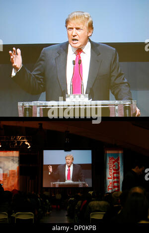 Mar 26, 2006; San Francisco, CA, Stati Uniti d'America; l'apprendimento allegato Real Estate Expo 2006 in San Francisco porta real estate tycoon Donald Trump a parlare con un record di pubblico di oltre 61.000. Credito: Foto di Mike Fox/ZUMA premere. (©) Copyright 2006 by Mike Fox Foto Stock