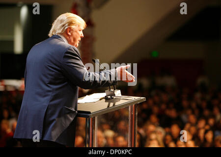 Mar 26, 2006; San Francisco, CA, Stati Uniti d'America; l'apprendimento allegato Real Estate Expo 2006 in San Francisco porta real estate tycoon Donald Trump a parlare con un record di pubblico di oltre 61.000. Credito: Foto di Mike Fox/ZUMA premere. (©) Copyright 2006 by Mike Fox Foto Stock