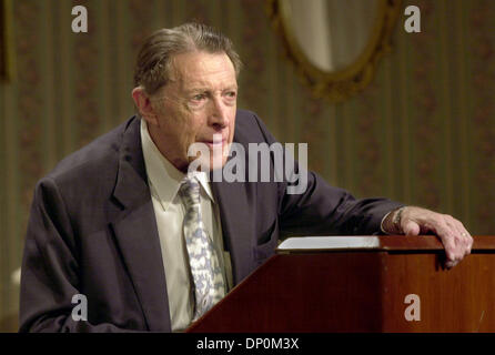 Mar 28, 2006; Danville, CA, Stati Uniti d'America; Ex segretario della difesa sotto il Presidente Ronald Reagan Caspar Weinberger morì a 88 anni in Marzo 28th, 2006, nel Maine dopo essere stati trattati per polmonite. Ha iniziato la sua carriera come bilancio federale direttore sotto il presidente Richard Nixon e ha speso più di mille miliardi di dollari per il tempo di pace accumulo militare durante Reagan del primo anno come Segretario della Difesa. Egli wa Foto Stock