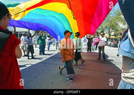 Mar 27, 2006; Lake Worth, FL, Stati Uniti d'America; Giulia Kaufman (tan) e Loubens Jolie (verde) a piedi al di sotto del gigante bandiera arcobaleno appena prima dell'inizio del XIII PrideFest annuale di La Palma spiagge parata tenutasi a Lake Worth domenica pomeriggio. La parata, che ha cominciato a sud di J Street, è stato eseguito il marshalling verso il basso Lago Avenue a Bryant Park. Credito: Foto di Damon Higgins/Palm Beach post/ZUMA P Foto Stock