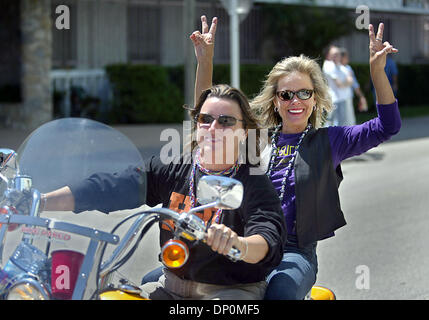 Mar 27, 2006; Lake Worth, FL, Stati Uniti d'America; due donne che partecipano nel XIII PrideFest annuale di La Palma spiagge parata tenutasi a Lake Worth domenica fanno la loro strada verso il basso Lago Avenue su un motociclo. Credito: Foto di Damon Higgins/Palm Beach post/ZUMA premere. (©) Copyright 2006 da Palm Beach post Foto Stock