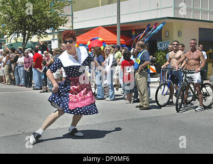 Mar 27, 2006; Lake Worth, FL, Stati Uniti d'America; un uomo vestito come Lucille Ball pone in strada durante il XIII PrideFest annuale di La Palma spiagge parata tenutasi a Lake Worth. La parata, che ha cominciato a sud di J Street, è stato eseguito il marshalling verso il basso Lago Avenue a Bryant Park. Credito: Foto di Damon Higgins/Palm Beach post/ZUMA premere. (©) Copyright 2006 da Palm Beach post Foto Stock