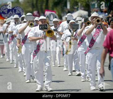 Mar 27, 2006; Lake Worth, FL, Stati Uniti d'America; una banda rende way down street durante il XIII PrideFest annuale di La Palma spiagge parata tenutasi a Lake Worth. La parata, che ha cominciato a sud di J Street, è stato eseguito il marshalling verso il basso Lago Avenue a Bryant Park. Credito: Foto di Damon Higgins/Palm Beach post/ZUMA premere. (©) Copyright 2006 da Palm Beach post Foto Stock