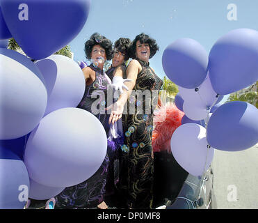 Mar 27, 2006; Lake Worth, FL, Stati Uniti d'America; come palloncini abbondano e bolle galleggiante verso il cielo, tre uomini vestiti come il Supremes eseguire la loro strada giù per la strada nella parte posteriore di un carrello di prelievo durante il XIII PrideFest annuale di La Palma spiagge parata tenutasi a Lake Worth. La parata, che ha cominciato a sud di J Street, è stato eseguito il marshalling verso il basso Lago Avenue a Bryant Park. Credito: Foto Foto Stock