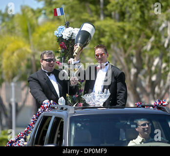 Mar 27, 2006; Lake Worth, FL, Stati Uniti d'America; due uomini fingere di versare un gigante di coppa di champagne mentre viene tirata giù la strada nella parte posteriore di un carrello di prelievo durante il XIII PrideFest annuale di La Palma spiagge parata tenutasi a Lake Worth Domenica. La parata, che ha cominciato a sud di J Street, è stato eseguito il marshalling verso il basso Lago Avenue a Bryant Park. Credito: Foto di Damon Higgins/Palm Beach P Foto Stock