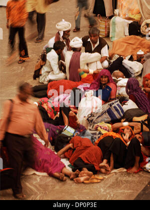 Mar 31, 2006; di Chennai, nello Stato del Tamil Nadu, India; attesa per il treno in Tamil Nadu India. Credito: Foto di Daniel Wilkinson/Daniel Wilkinson. (©) Copyright 2006 da Daniel Wilkinson Foto Stock